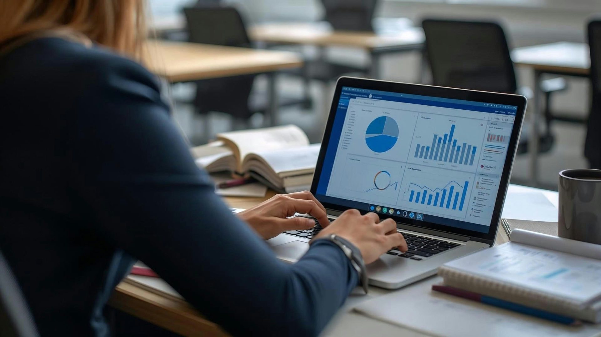 Frau arbeitet an einem Laptop mit Diagrammen und Grafiken